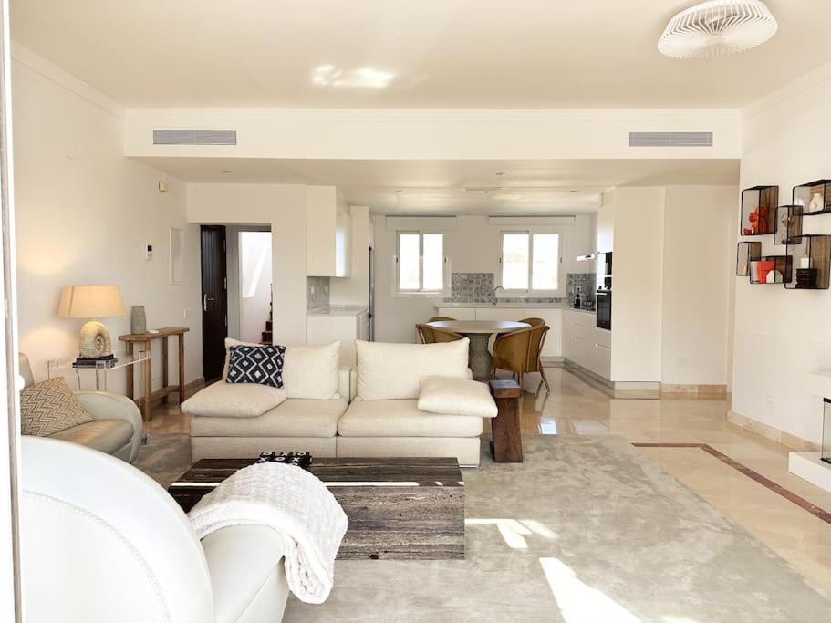 Oceanview Luxury Penthouse Apartment เอสเตโปนา ภายนอก รูปภาพ
